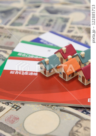お金と通帳と家 122885713
