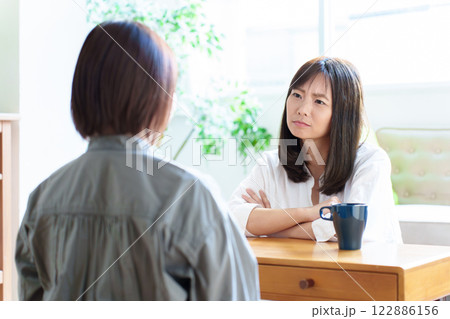 喧嘩 不機嫌 女性 ママ友 喧嘩 不機嫌 女性 ママ友 122886156