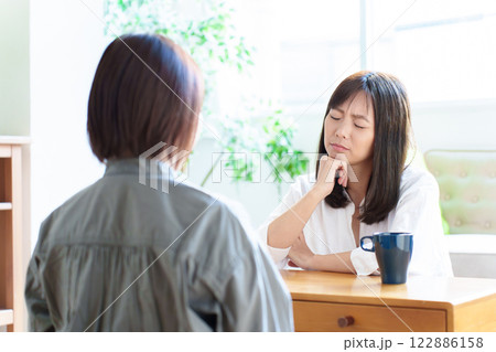 喧嘩 不機嫌 女性 ママ友 喧嘩 不機嫌 女性 ママ友 122886158