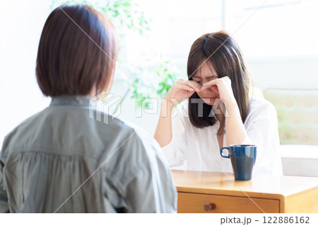 喧嘩 涙 女性 ママ友 喧嘩 涙 女性 ママ友 122886162