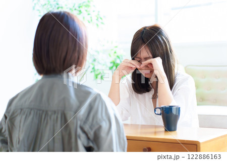 喧嘩 涙 女性 ママ友 喧嘩 涙 女性 ママ友 122886163