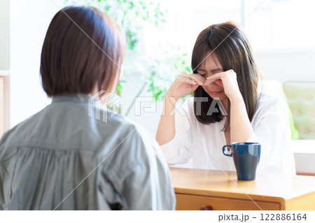 喧嘩 涙 女性 ママ友 喧嘩 涙 女性 ママ友 122886164