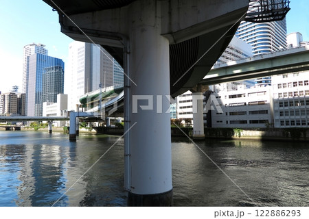 堂島川を跨いで伸びる、阪神高速の橋脚(大阪市) 堂島川を跨いで伸びる、阪神高速の橋脚(大阪市) 122886293
