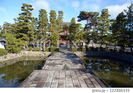 妙心寺　放生池と三門　京都市右京区花園 122886335