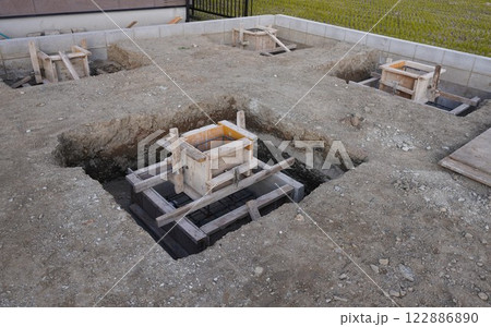 ガレージ建設のための独立基礎工事　30坪車庫ガレージ建設のための基礎工事 122886890