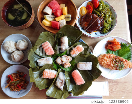 Sushi wrapped in a persimmon leaf / 奈良県，柿の葉寿司 122886903