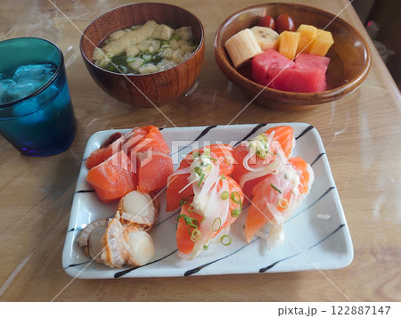 Fresh salmon roll Sushi / 江戸前にぎり寿司のプレートセット(サーモン握り) 122887147