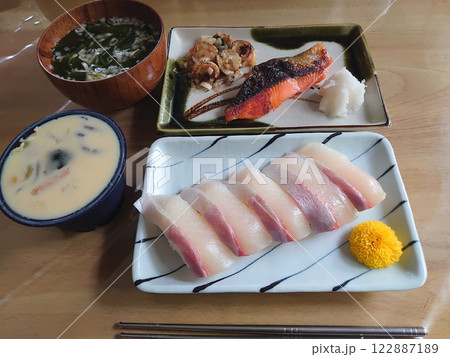 Buri(winter Japanese yellowtail) sushi 海鮮にぎり寿司，寒ブリ 122887189