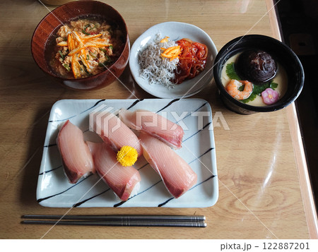 Buri(winter Japanese yellowtail) sushi 海鮮にぎり寿司，寒ブリ 122887201