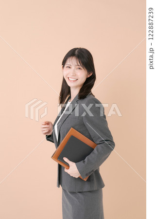 笑顔の若いビジネスウーマン 122887239