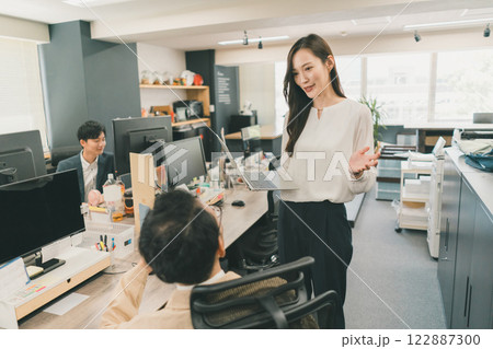 女性と男性が対等に働く職場づくり 122887300