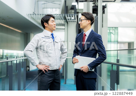 作業着を着た男性 作業着を着た男性 122887449