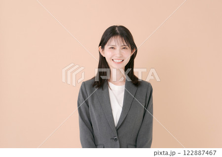 笑顔の若いビジネスウーマン 122887467