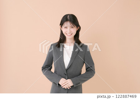 笑顔の若いビジネスウーマン 122887469