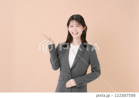 笑顔の若いビジネスウーマン 122887500
