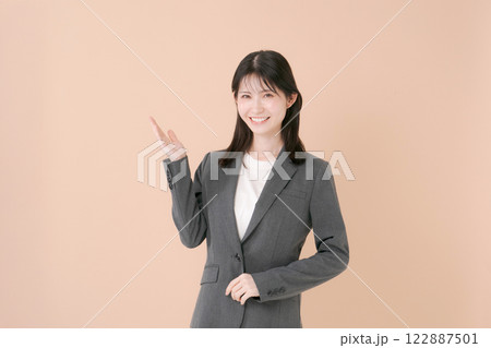 笑顔の若いビジネスウーマン 122887501