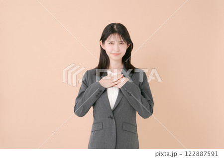 笑顔の若いビジネスウーマン 笑顔の若いビジネスウーマン 122887591