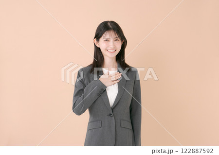 笑顔の若いビジネスウーマン 122887592