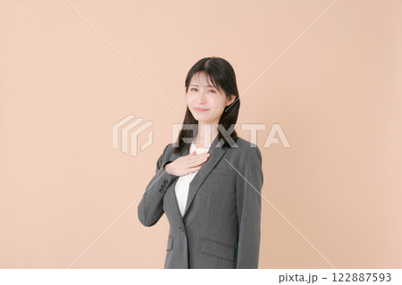 笑顔の若いビジネスウーマン 122887593