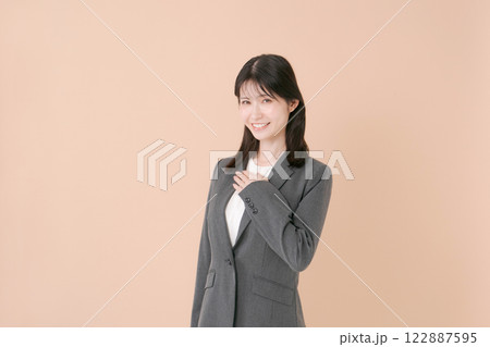 笑顔の若いビジネスウーマン 122887595
