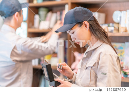 腕時計を箱詰めしていく引越業者 腕時計を箱詰めしていく引越業者 122887630