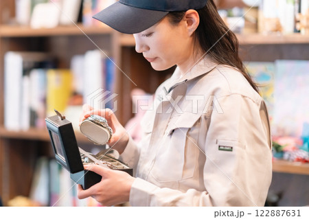腕時計の査定をする女性専門業者 腕時計の査定をする女性専門業者 122887631