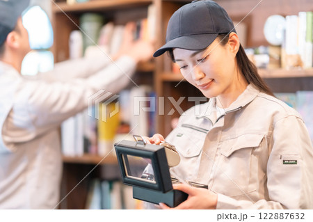 腕時計の査定をする女性専門業者 腕時計の査定をする女性専門業者 122887632