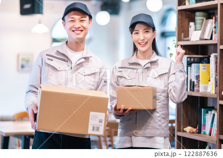 遺品の整理をする笑顔のサポートスタッフ 122887636