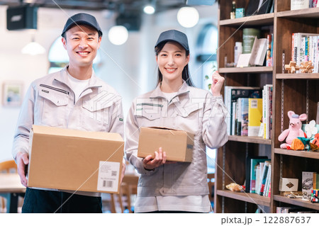 遺品の整理をする笑顔のサポートスタッフ 遺品の整理をする笑顔のサポートスタッフ 122887637