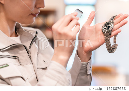 腕時計の査定をする引越スタッフ 顔無し 腕時計の査定をする引越スタッフ 顔無し 122887688