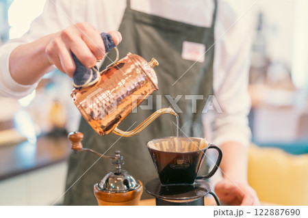 ドリップケトルでコーヒーを淹れる男性カフェ店員 顔無し ドリップケトルでコーヒーを淹れる男性カフェ店員 顔無し 122887690