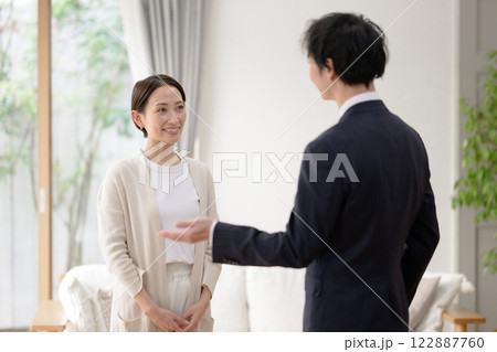 スーツ姿の男性と笑顔の女性 122887760