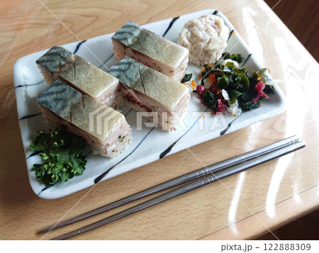 Sushi on a plate(pressed sushi),寿司のプレート(しめ鯖,押し寿司) Sushi on a plate(pressed sushi),寿司のプレート(しめ鯖,押し寿司) 122888309