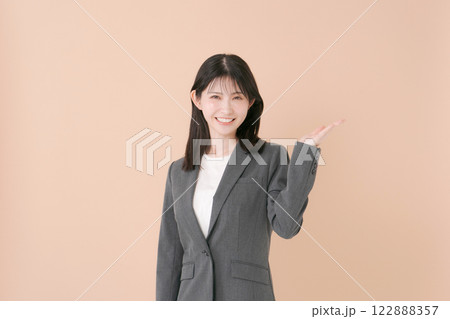 ガッツポーズをする笑顔の若いビジネスウーマン 122888357