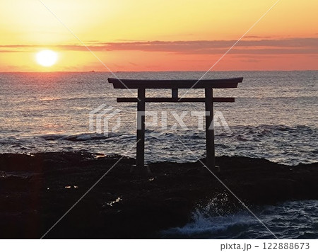 大洗磯前神社の鳥居と日の出 大洗磯前神社の鳥居と日の出 122888673