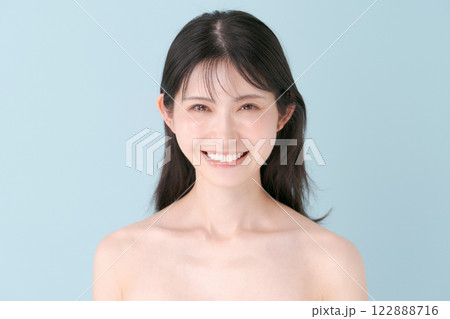 微笑む若い女性のビューティーイメージ 122888716
