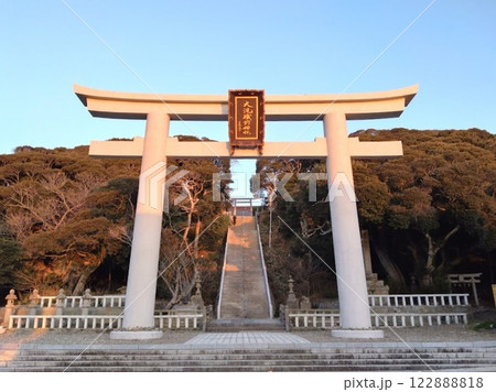 茨城県大洗町に鎮座する大洗磯前神社の鳥居 122888818