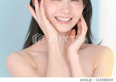 微笑む若い女性のビューティーイメージ 122888820