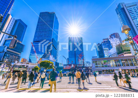 日本の東京都市景観 2月…賑わう渋谷。…6棟が林立し、渋谷駅再開発も進む…新時代へ希望の光＝11日 122888831