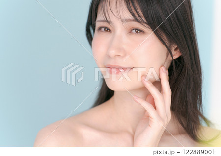 微笑む若い女性のビューティーイメージ 122889001