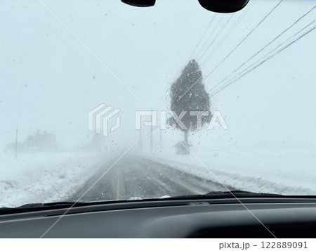 冬の雪道の走行　運転　道路　吹雪　イメージ 122889091
