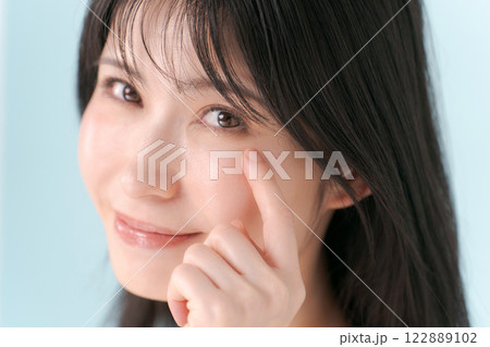微笑む若い女性のビューティーイメージ 122889102