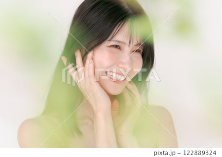スキンケアをする若い女性 スキンケアをする若い女性 122889324