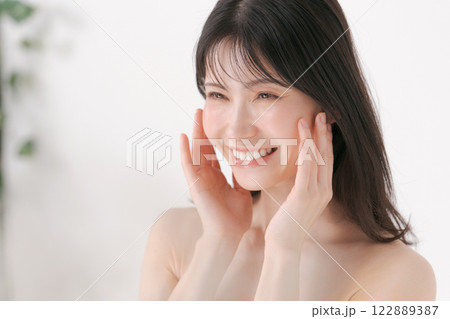 スキンケアをする若い女性 スキンケアをする若い女性 122889387