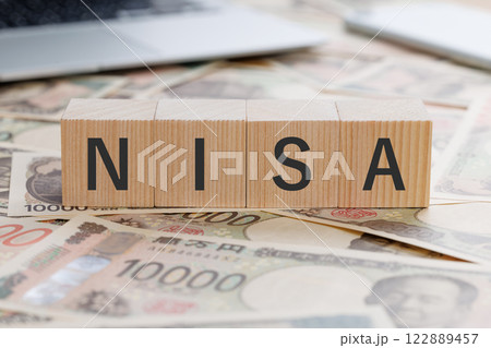 お金の上にNISAと書かれたブロック お金の上にNISAと書かれたブロック 122889457