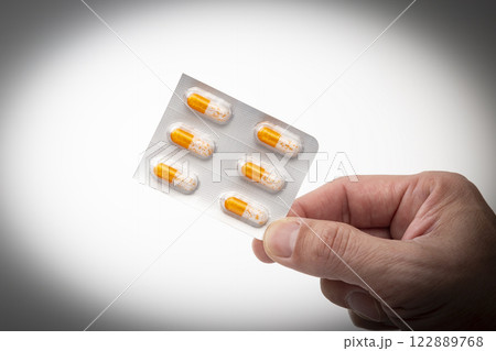 薬を持つ男性の手 薬を持つ男性の手 122889768