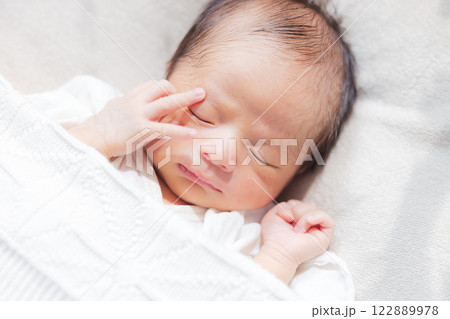 眠る新生児　生後1週5日 1w5d　生後12日 122889978