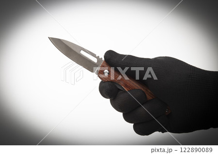 ナイフを持つ男性の手 ナイフを持つ男性の手 122890089