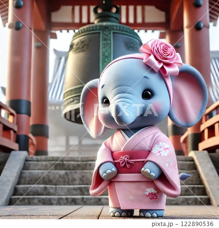 お寺の鐘の前にいる着物を着た水色の象 122890536