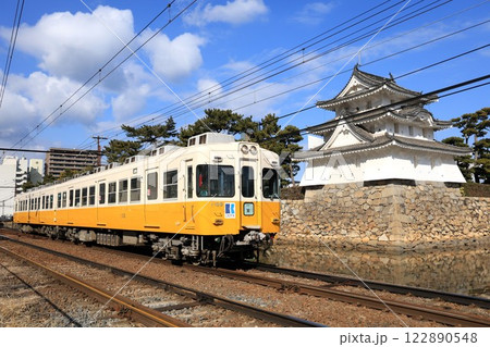 【ことでん】1100形と高松城（琴平線：高松築港〜片原町） 122890548